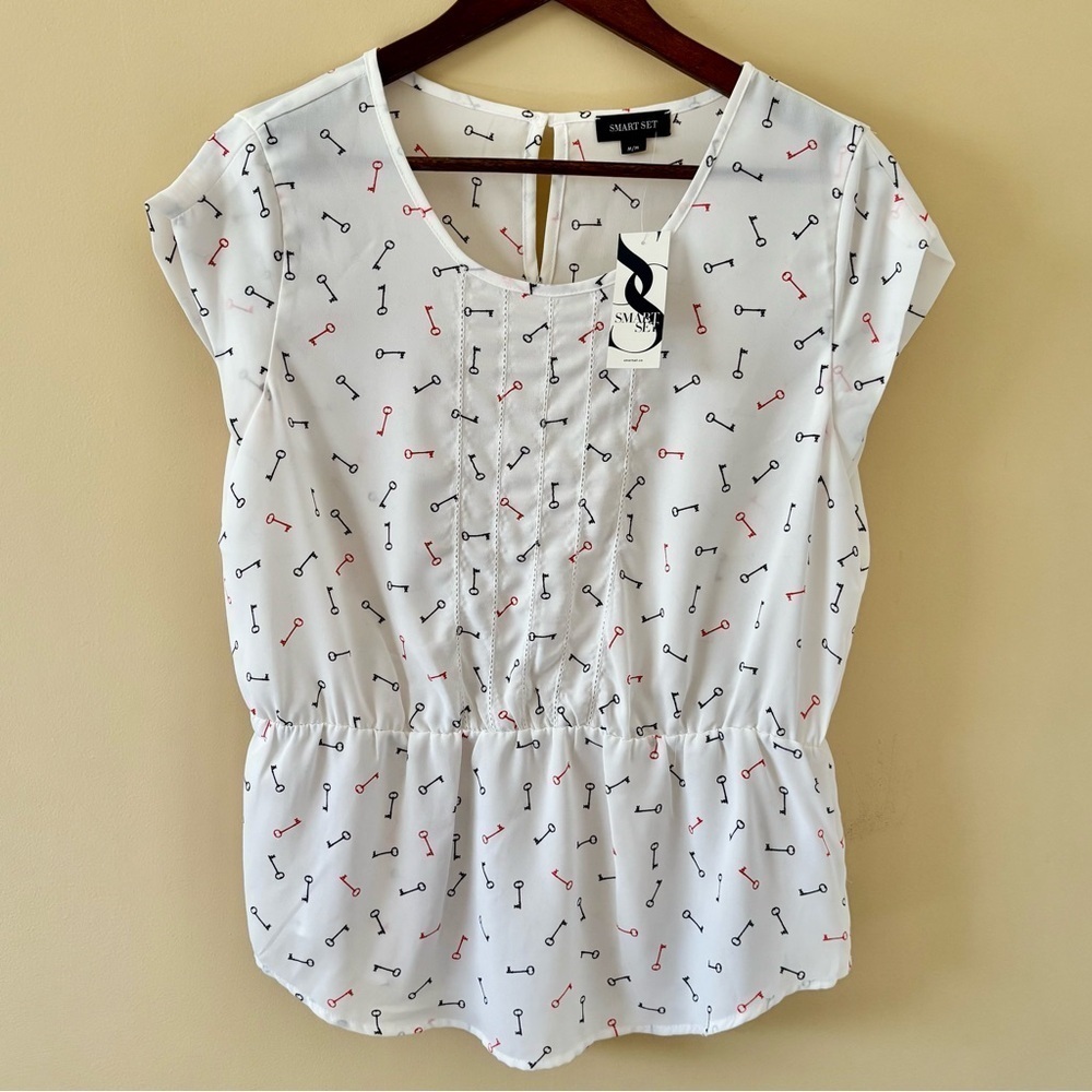 Smart Set| NEW White Flowy Peplum Cap Sleeve Red/Black Key Print Top Sz M NWT